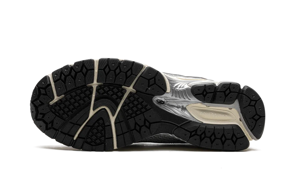 1906L Metallic Silver (U1906LAE) - 38.5 EU - 6 US - Gray | SOSUKICKS